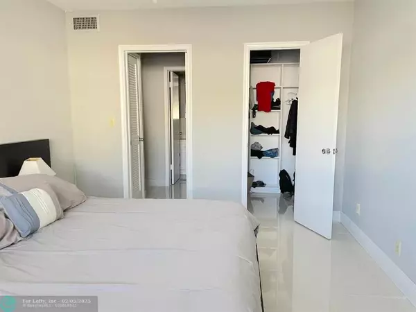 Fort Lauderdale, FL 33308,1801 NE 62nd St  #208