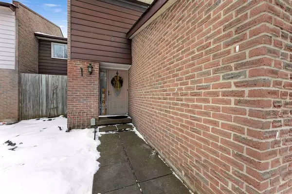 Oshawa, ON L1G 6P7,350 Camelot CT #19