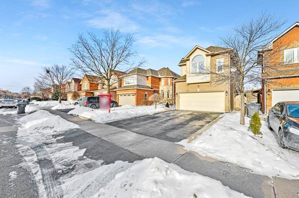 Brampton, ON L7A 1G6,7 Creekwood DR