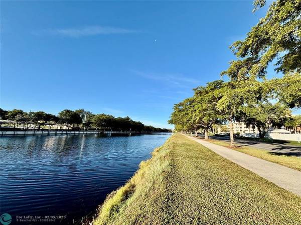 Pompano Beach, FL 33069,4112 W Palm Aire Dr  #122B