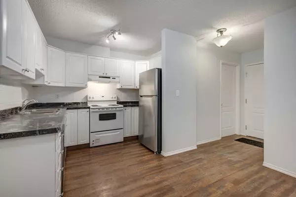 Calgary, AB T3H 3K7,30 Sierra Morena Mews SW #119