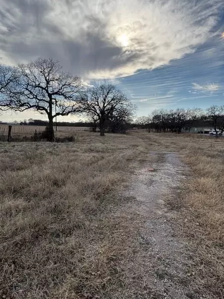 661 S Sugartree Drive, Lipan, TX 76462