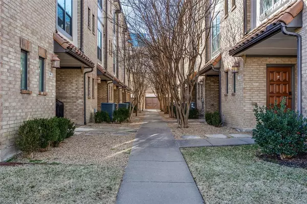 Dallas, TX 75240,13900 Noel Road #16