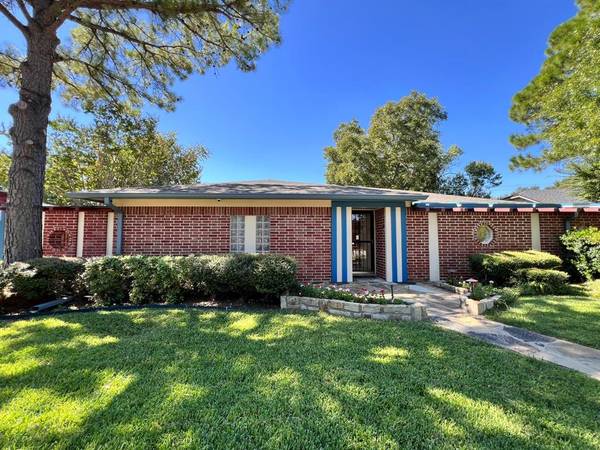 2525 Lakeview Drive, Bedford, TX 76021