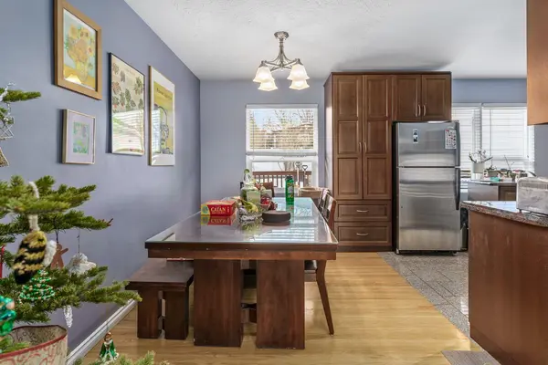 49 Warwick DR SW, Calgary, AB T3C 2R5