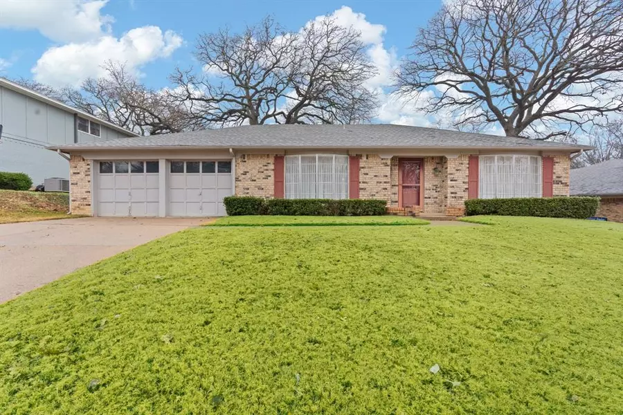 121 NE Rosamond Street, Burleson, TX 76028