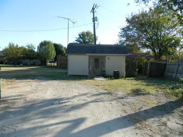 Leonard, TX 75452,501 1/2 E Mulberry Street