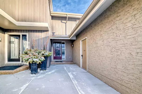 Calgary, AB T3B 4T7,1901 Varsity Estates DR Northwest #6