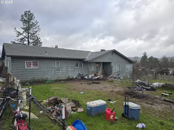 1858 OLD TOWN LOOP RD, Oakland, OR 97462