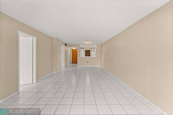 Miami Beach, FL 33141,6855 Abbott Ave  #301