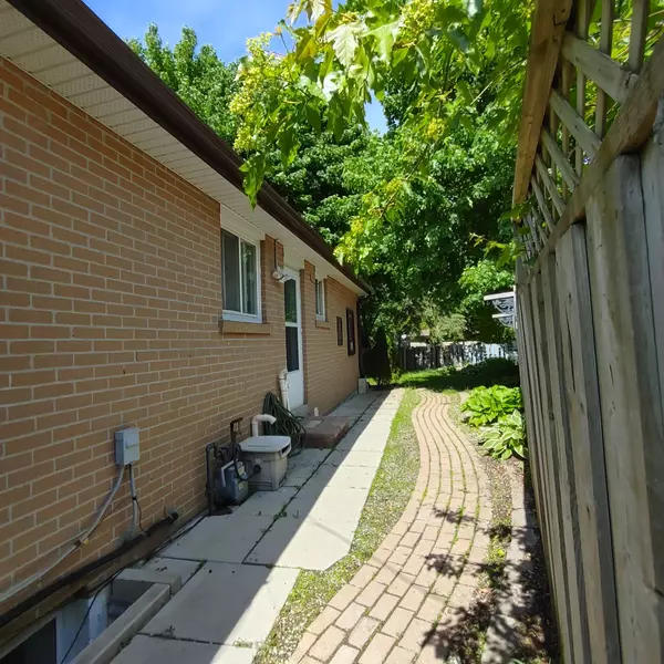 Newmarket, ON L3Y 3P5,99 Woodpark PL #BSMT