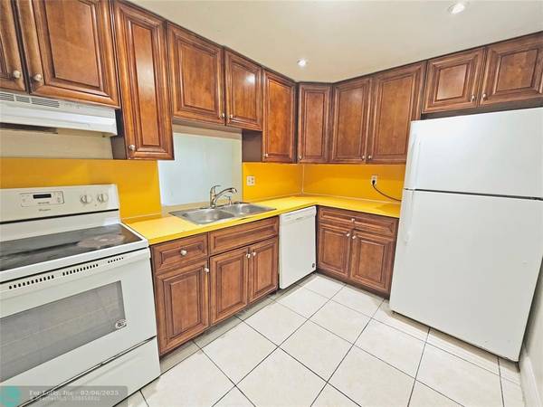 2800 NW 56th Ave  #B-106, Lauderhill, FL 33313