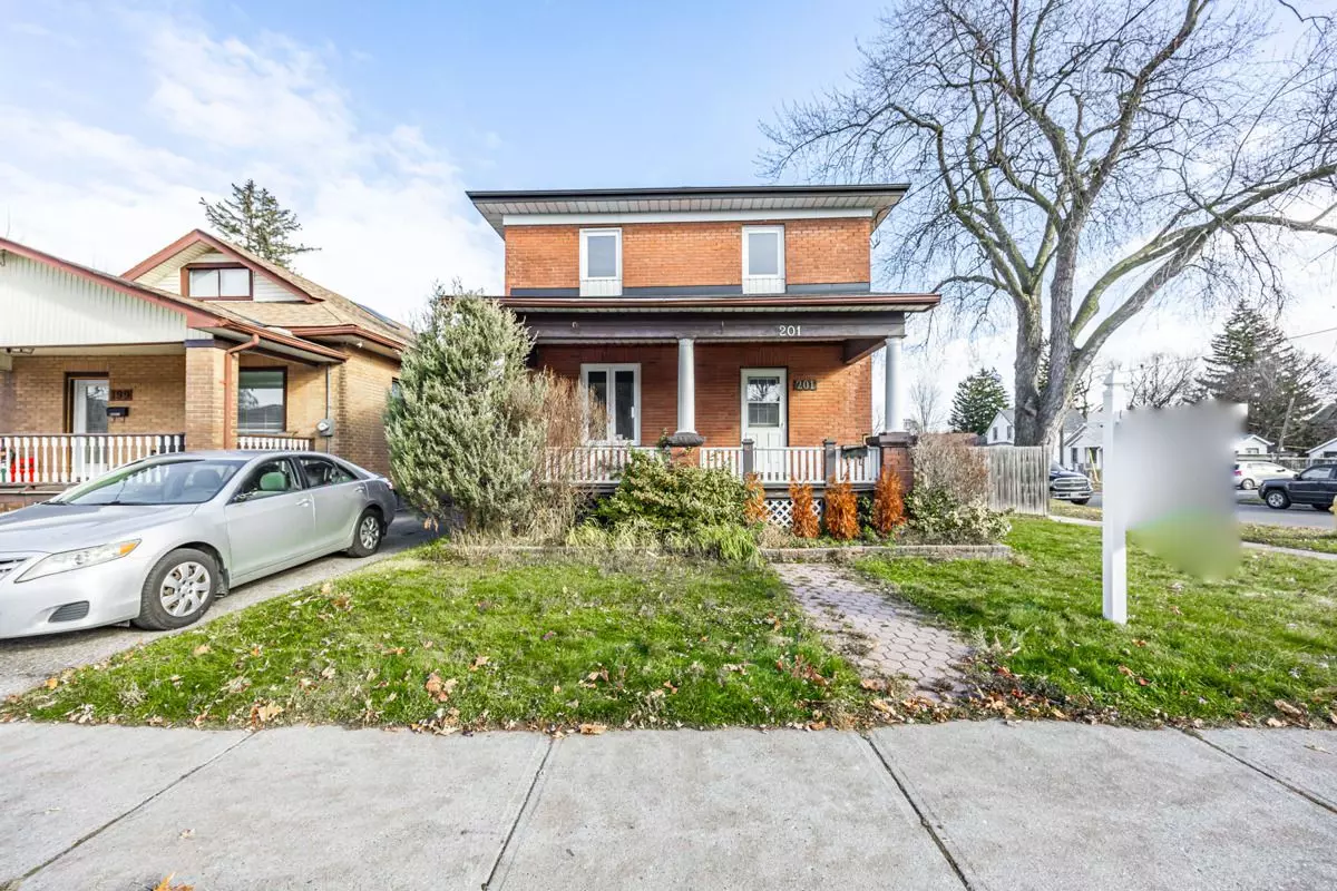 Oshawa, ON L1H 5H6,201 Ritson RD S #Upper