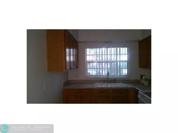 North Miami, FL 33181,1742 NE 142nd St  #1742