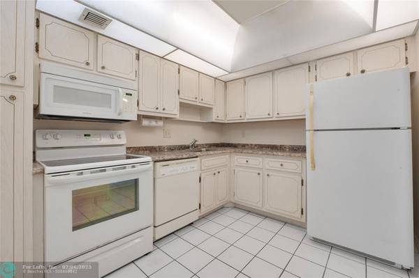 Pompano Beach, FL 33069,2900 N Palm Aire Dr  #303