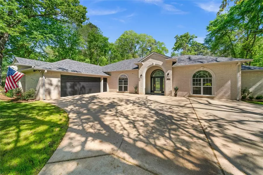 1804 W East Lake Drive, Gladewater, TX 75647