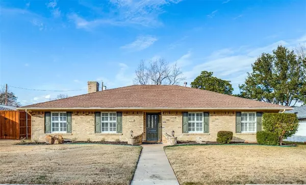 322 Woodcrest Drive, Richardson, TX 75080