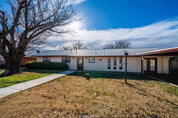 1106 E McArthur Street, Rotan, TX 79546