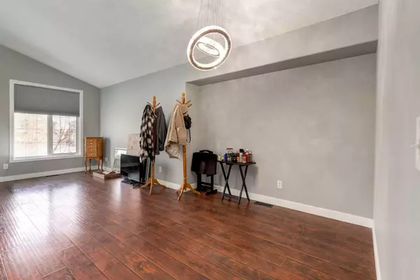 Calgary, AB T2Y 3E4,99 Somerset SQ SW