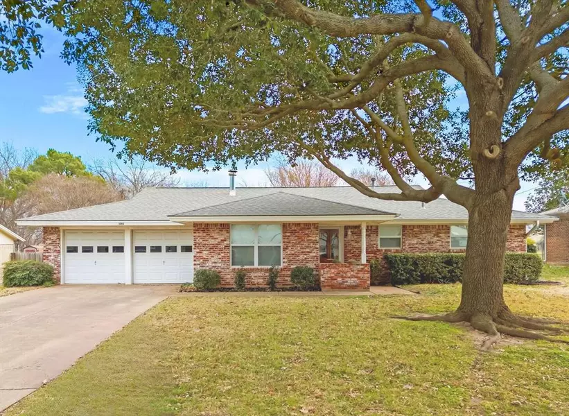 1213 Wade Hampton Street, Benbrook, TX 76126