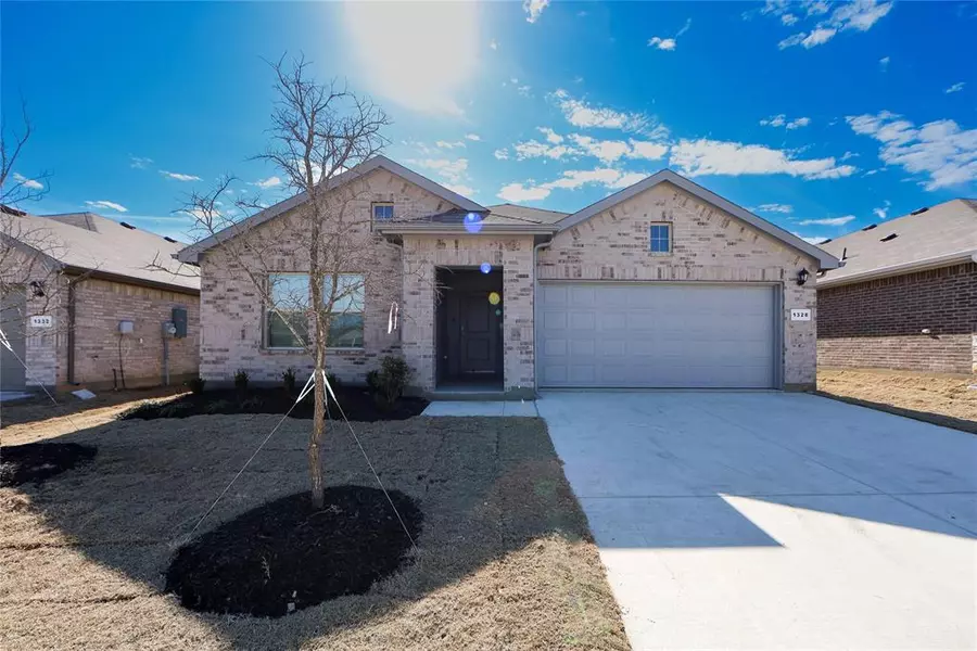 1328 Dillard Creek Drive, Fort Worth, TX 76247