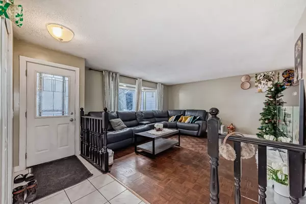 Calgary, AB T1Y 4A3,326 Rundleson PL NE