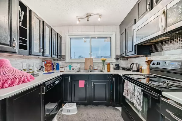 Calgary, AB T1Y 4A3,326 Rundleson PL NE