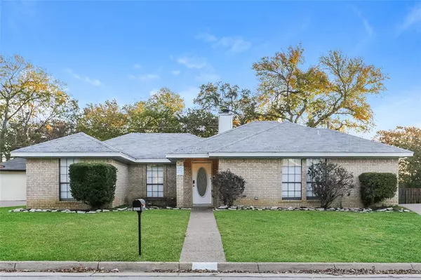 5211 Stagetrail Drive, Arlington, TX 76017