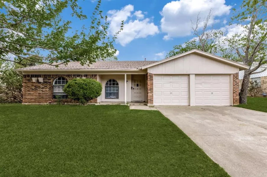 220 S Heights Drive, Crowley, TX 76036