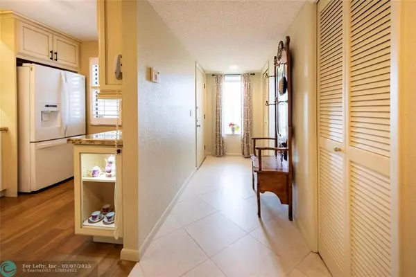 Weston, FL 33326,398 Lakeview Dr  #202