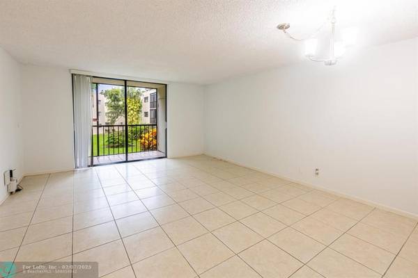 Delray Beach, FL 33484,5250 Las Verdes Cir  #202