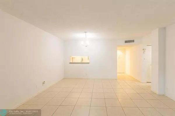 Delray Beach, FL 33484,5250 Las Verdes Cir  #202