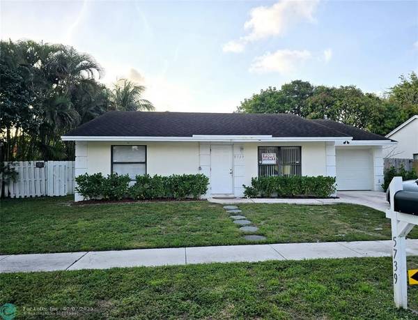 5739 Ithaca Cir, Lake Worth, FL 33463