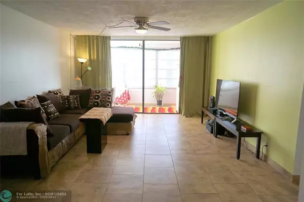 Lauderdale Lakes, FL 33311,2851 Somerset Dr  #317