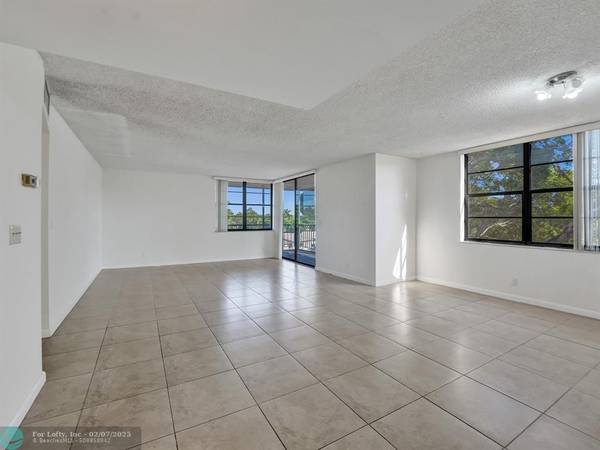 Hollywood, FL 33021,3900 N Hills Dr  #404