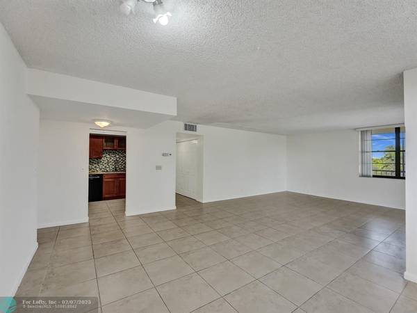 Hollywood, FL 33021,3900 N Hills Dr  #404