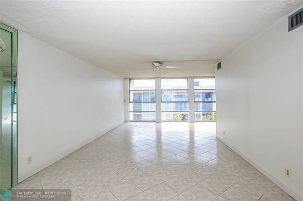 Hallandale Beach, FL 33009,851 Three Islands Blvd  #507