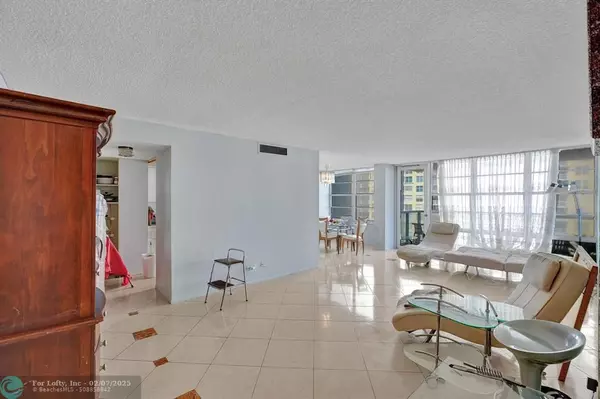 Sunny Isles Beach, FL 33160,230 174th St  #811