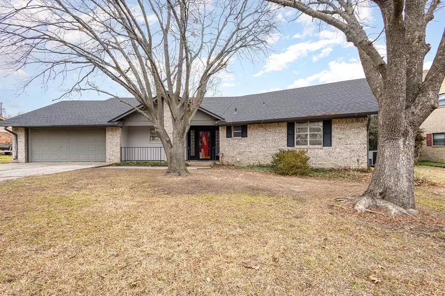 2009 Woodlawn Street, Gainesville, TX 76240