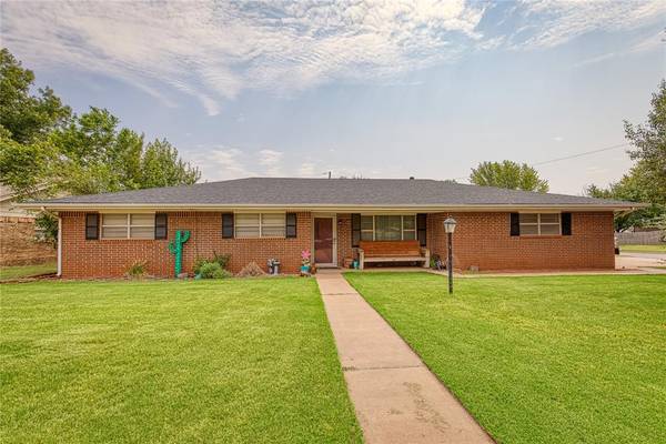 902 N Howard Avenue, Elk City, OK 73644