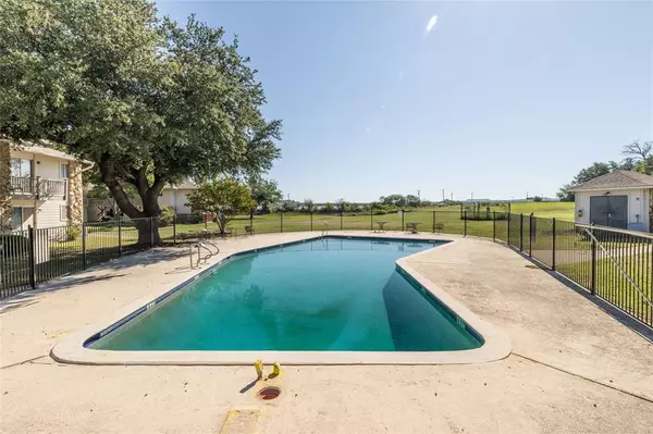 Runaway Bay, TX 76426,104 Harbor Drive #111