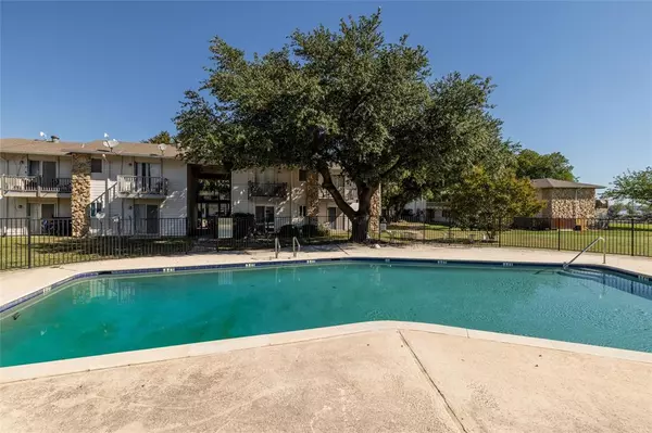 Runaway Bay, TX 76426,104 Harbor Drive #111