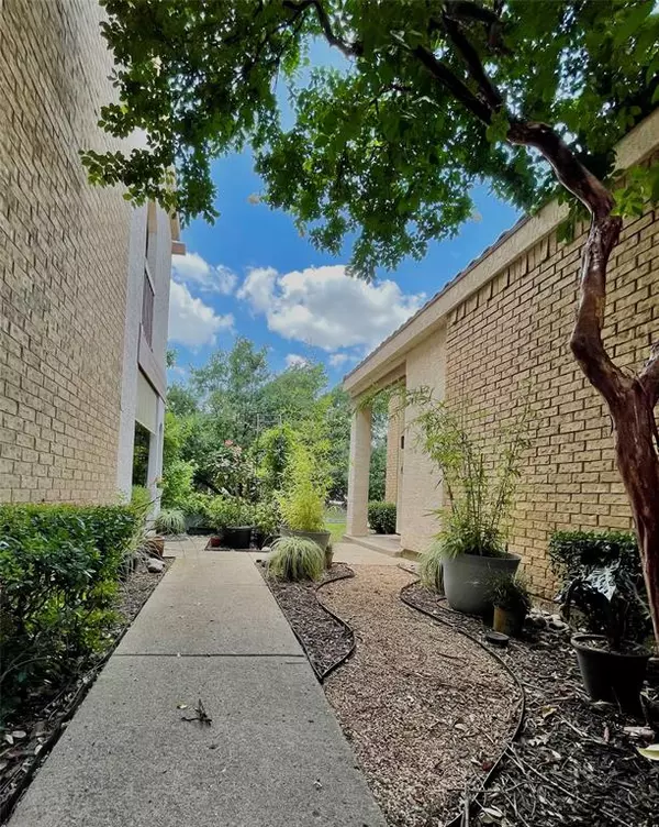 541 Ranch Trail #176, Irving, TX 75063