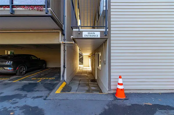 Saanich, BC V8X 2T5,991 Cloverdale Ave #221