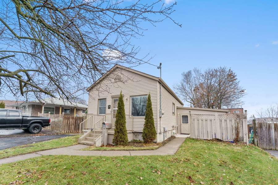 5 Victoria ST #Upper, Clarington, ON L1C 1E7