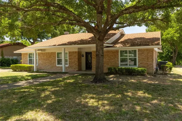 1217 Greenbriar Drive, Desoto, TX 75115