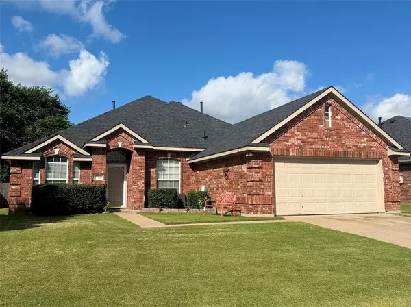 516 Deerwood Drive, Burleson, TX 76028