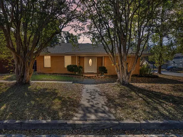 409 W Crockett Street, Ennis, TX 75119