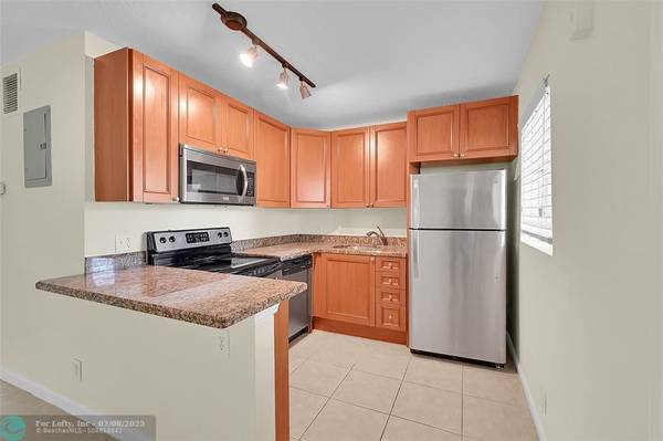 Wilton Manors, FL 33334,2655 NE 8th Ave  #210