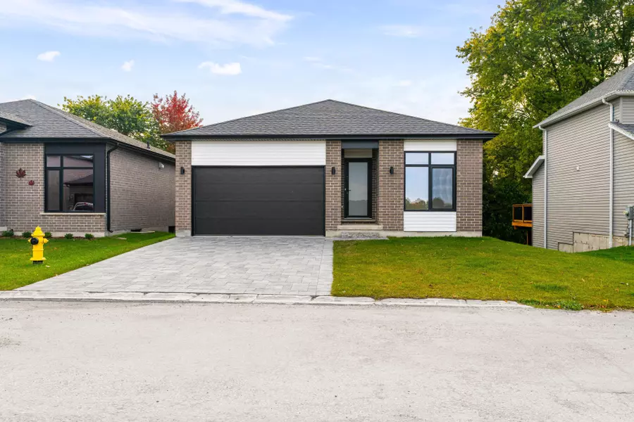 14 Alexander CIR, Strathroy-caradoc, ON N7G 0B4